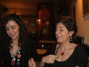 Dos amigas charlan ante la mirada del monaguillo