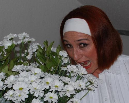 Gracia bromea con un ramo de margaritas Gracia bromea con un ramo de margaritas