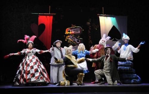 El elenco de Alicia en el País de las Maravillas sobre el escenario del Lara