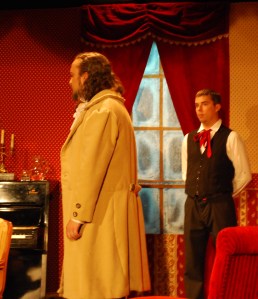 Armando Vidal visita a Margarita Gautier Armando Vidal (Ángel Cercós) habla con Margarita en presencia de un criado